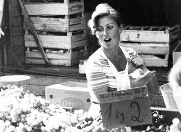 Marktstand mit Obst, Gemüse, Saleten und Kräutern in Köln 1960