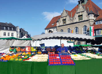 Marktstand in Bergisch Gladbach mit über 100 Sorten Obst und Gemüse