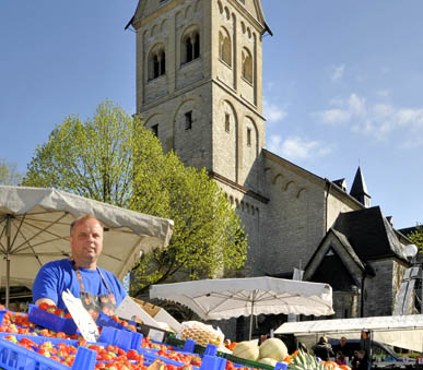 Obst und Gemüse auf dem Markt in Bergisch Gladbach vor dem Rathaus