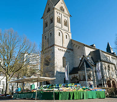 Marktstand vor St. Laurentius in Bergisch Gladbach
